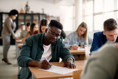 Saiba tudo sobre a graduação em Letras na PUC Minas