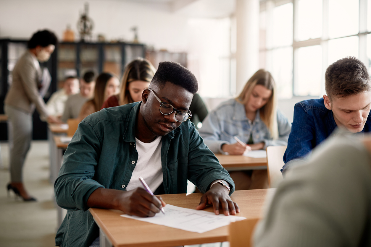 Saiba tudo sobre a graduação em Letras na PUC Minas