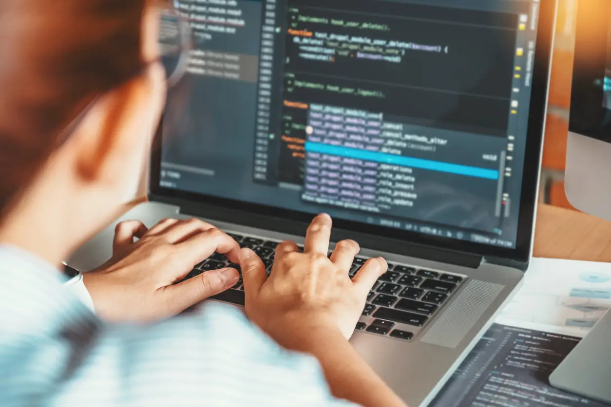 Desenvolvimento Full Stack: carreira e pós-graduação na PUC Minas