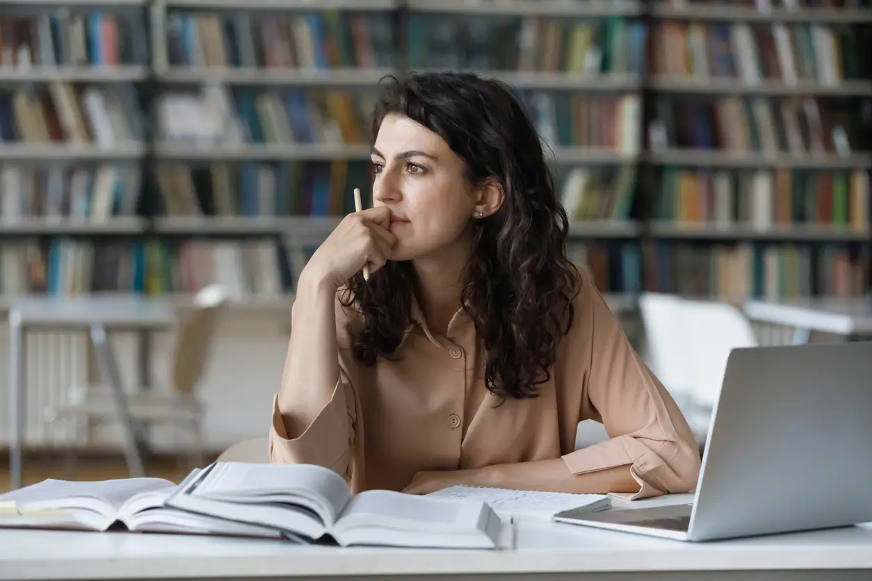 TCC na pós-graduação: obrigatório ou opcional na PUC Minas?