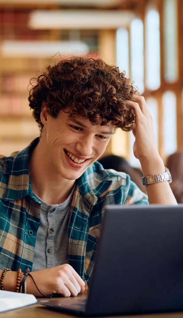 Jovem estudando