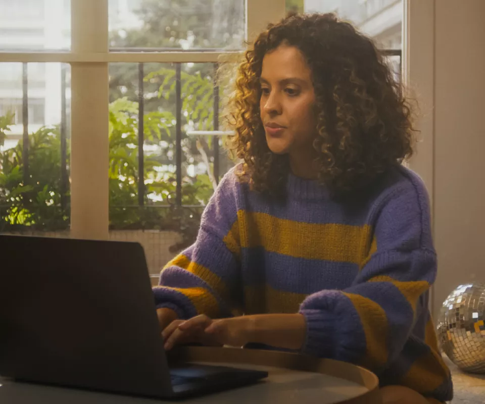 Jovem estudando no notebook