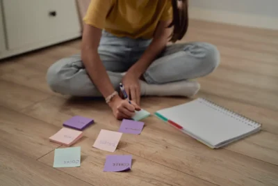 Flashcards nos estudos: o que são e como usar essa técnica para aprender melhor