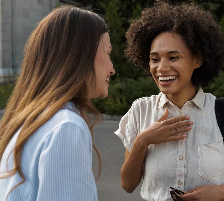 Duas mulheres sorrindo