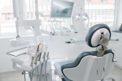 Odontologia: o que é, especialidades, mercado de trabalho e como se formar