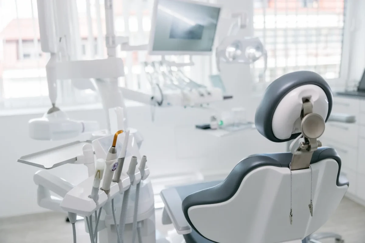 Odontologia: o que é, especialidades, mercado de trabalho e como se formar