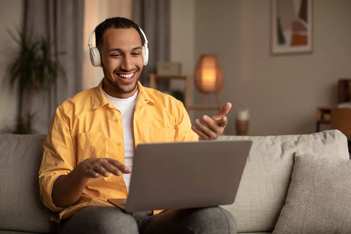 Homem trabalhando em um notebook