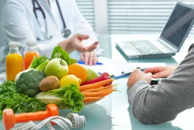 Nutrição clínica: o que é, áreas de atuação e como se especializar